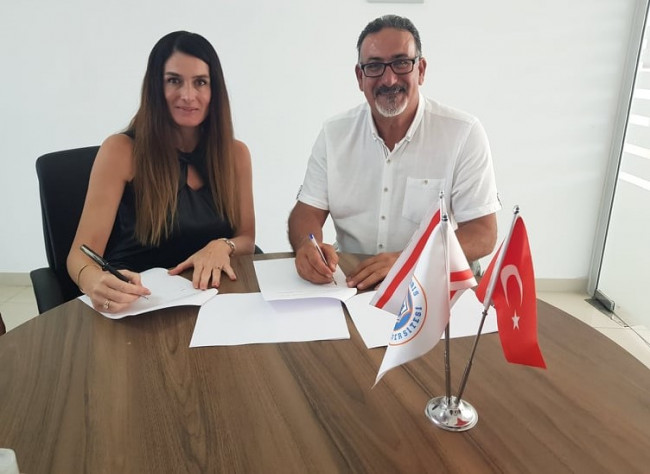 Onbeş Kasım Kıbrıs Üniversitesi (OKKÜ) ile Kıbrıs Türk Ortopedik Özürlüler Derneği (KTOÖD) arasında protokol anlaşması imzalandı.