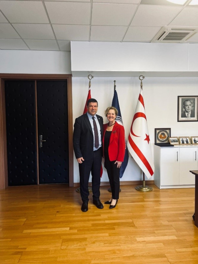 Le recteur de l'Université Onbeş Kasım Kıbrıs Prof. Dr. Meltem ONAY a rendu visite au Recteur l’université de la Méditerranée orientale Prof. Hasan KILIÇ à son bureau.