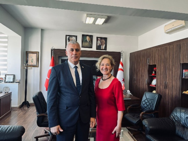 Le recteur de l'Université Onbeş Kasım Kıbrıs, le Professeur Meltem Onay, a visité Olgun Amcaoğlu, le Ministre des affaires économiques et de l’énergie.